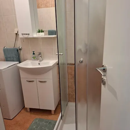 Goga - 6 * Molat