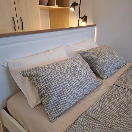 Goga - 6 Apartment Molat
